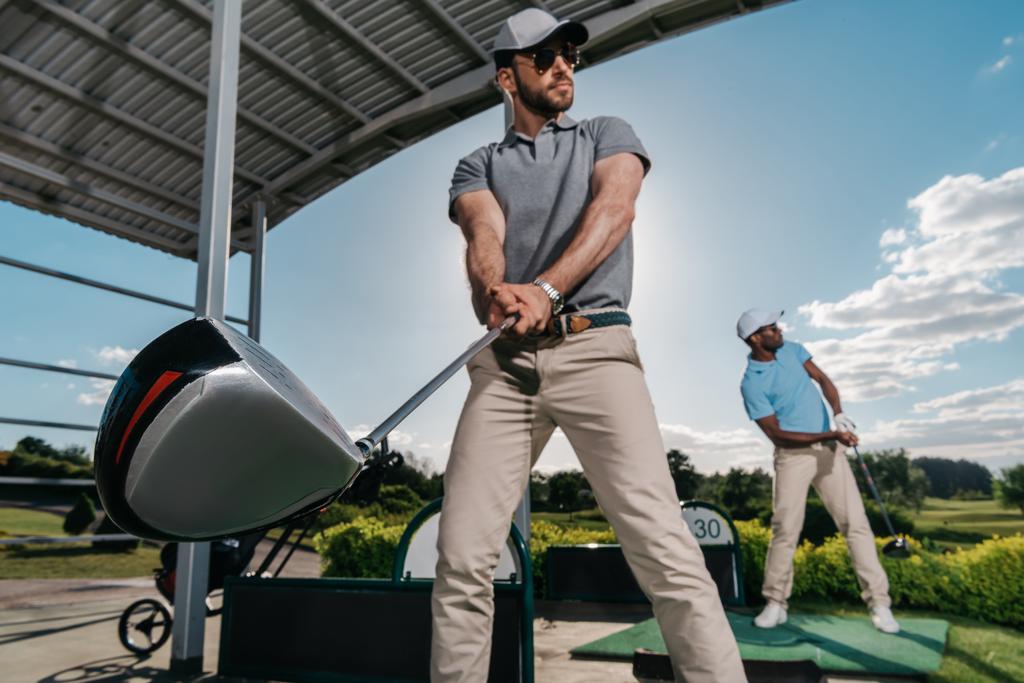 Golf oynarken erkekler  - Fotoğraf, Görsel
