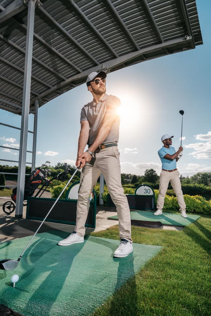 Hombres jugando al golf
  - Foto, Imagen