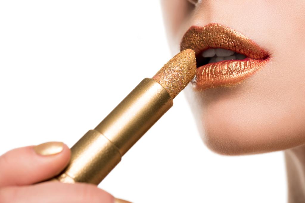 Nainen soveltamalla kultainen huulipuna
 - Valokuva, kuva