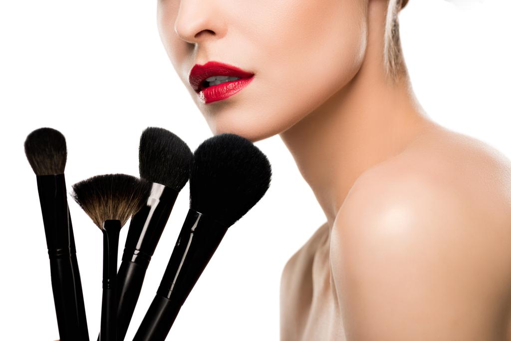 mujer sosteniendo cepillos de maquillaje  - Foto, Imagen