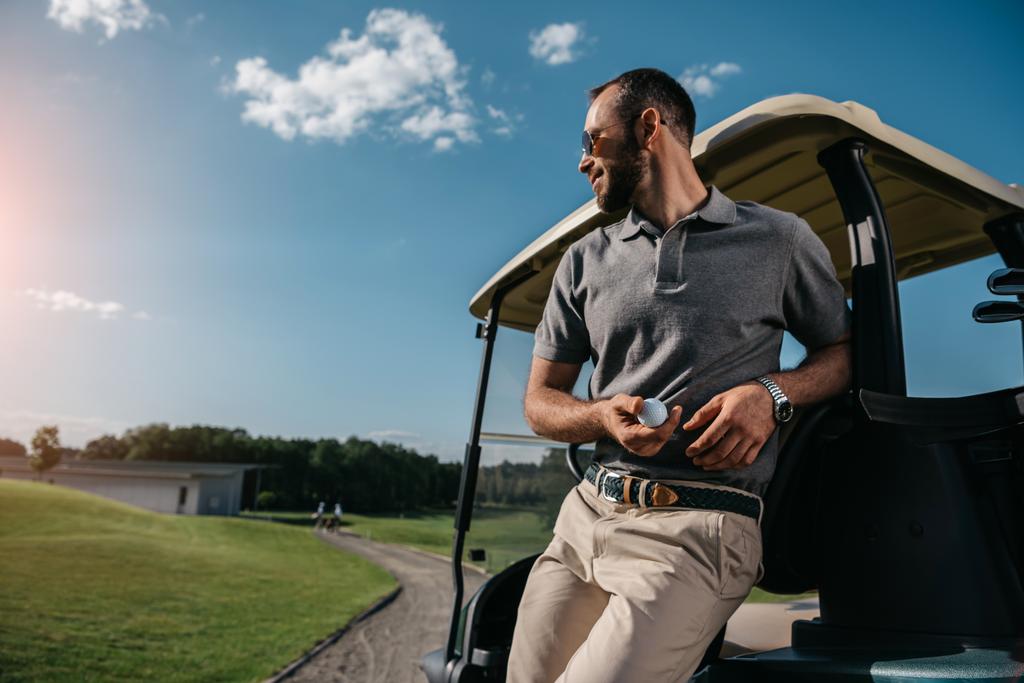 Гольф игрок проводит время на поле для гольфа
 - Фото, изображение