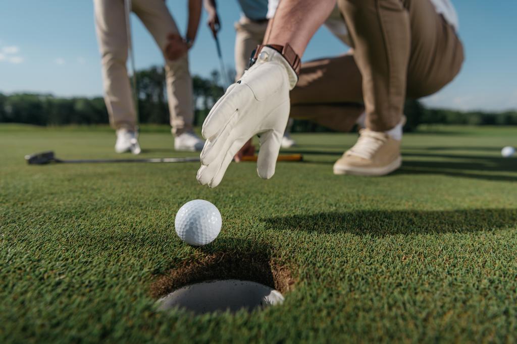 jogador de golfe tentando obter bola
 - Foto, Imagem