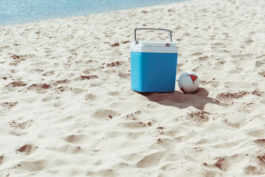 refrigerador caja y bola de voleibol
 - Foto, imagen