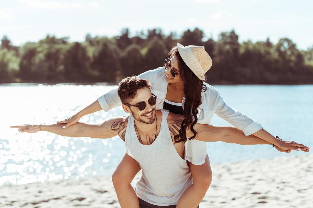 glückliches junges Paar am Strand  - Foto, Bild