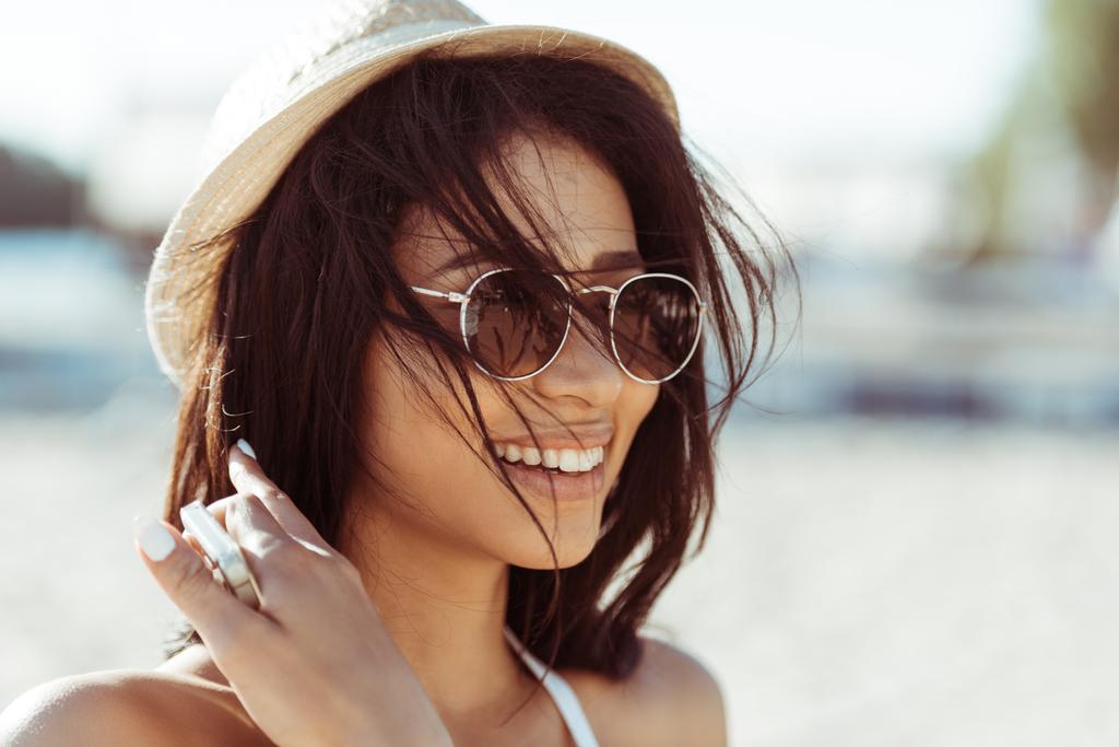 Молодая женщина в солнечных очках  - Фото, изображение
