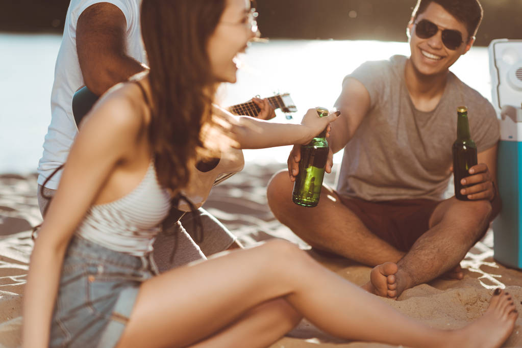 Freunde trinken Bier am Strand  - Foto, Bild