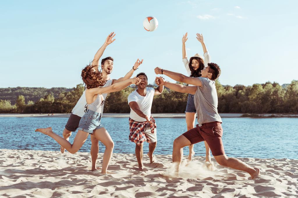 друзья играют в пляжный волейбол на берегу реки
 - Фото, изображение