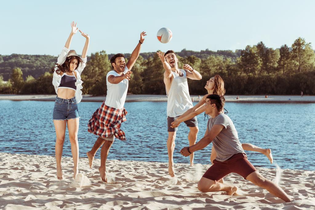 amigos jogando vôlei de praia na ribeira
 - Foto, Imagem