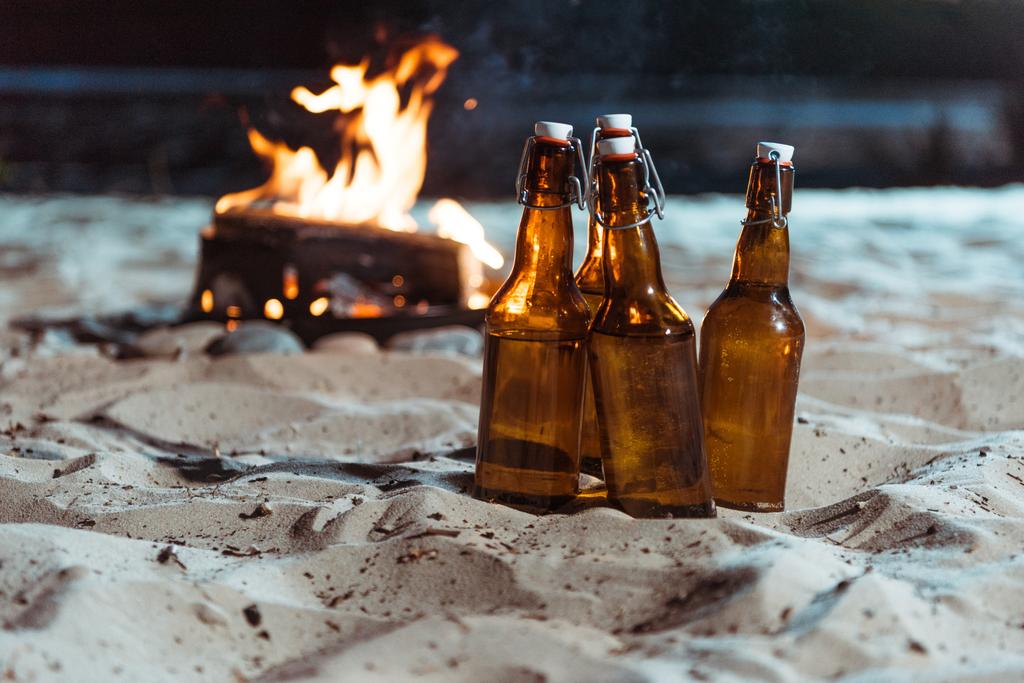 butelki do piwa na piaszczystej plaży - Zdjęcie, obraz