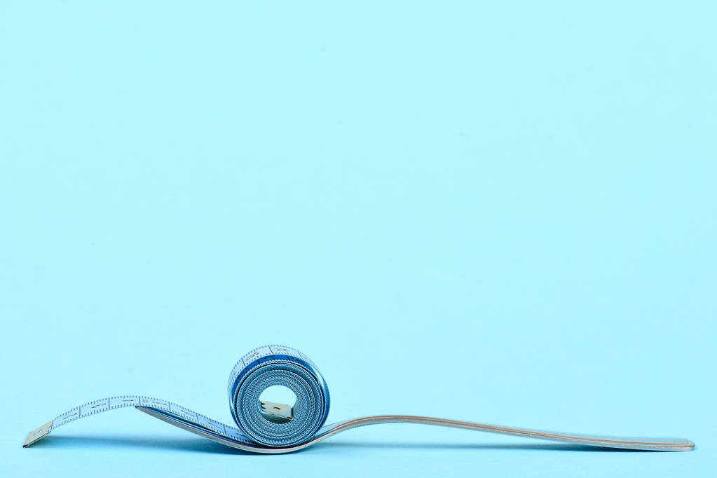 Rouleau de ruban bleu pour mesurer mis sur fourche métallique
 - Photo, image