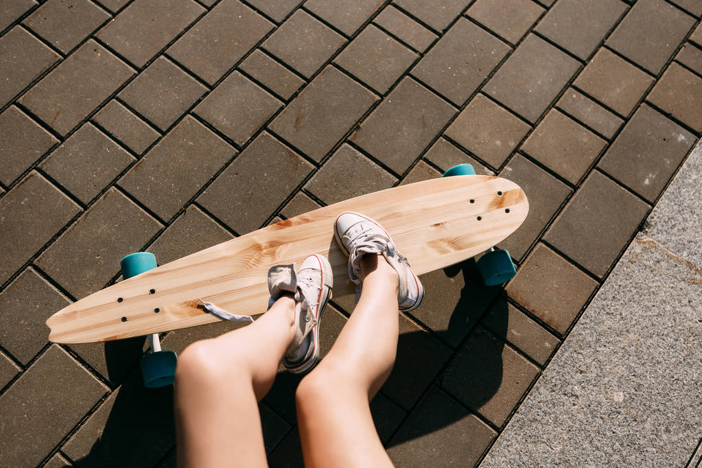 木製ロング スケート ボードの女の子. - 写真・画像