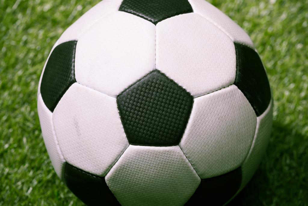fotbalový míč na zelené fotbalové hřiště - Fotografie, Obrázek