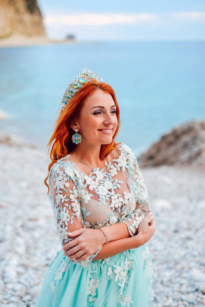 Młoda kobieta w luksusowej sukni stoi na brzegu Morza Adriatyckiego - Zdjęcie, obraz