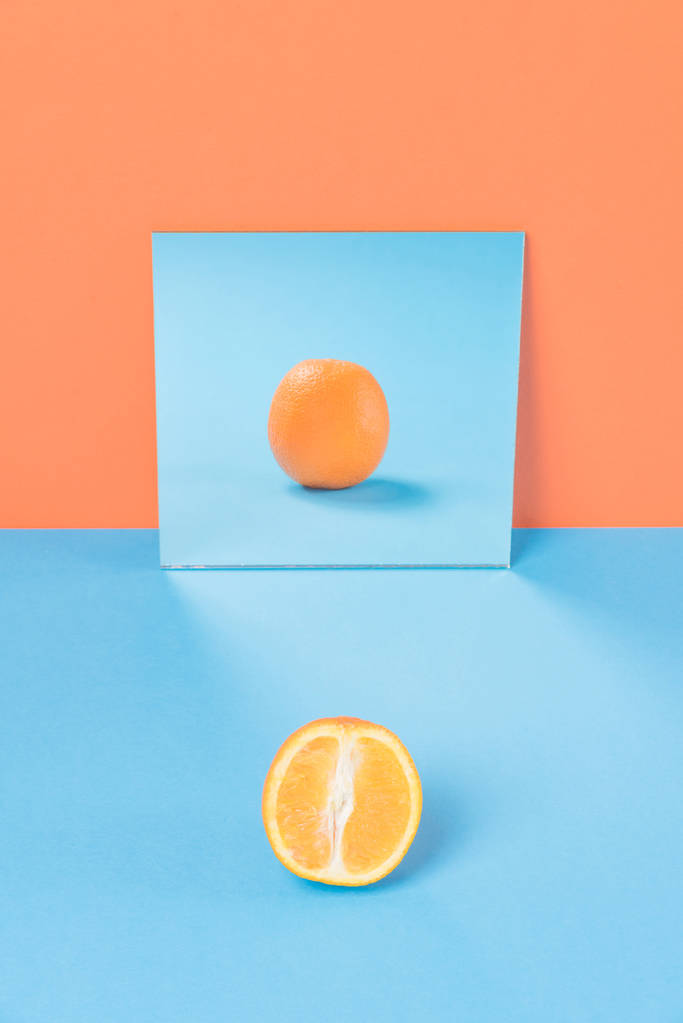 Arancione su tavolo blu isolato su sfondo arancione
 - Foto, immagini