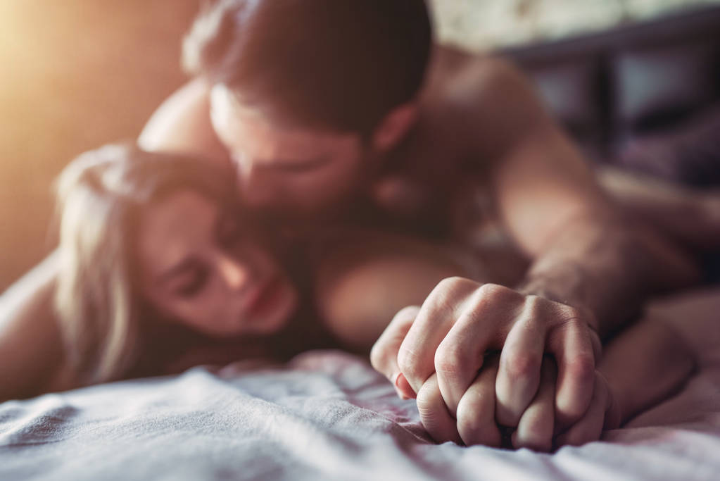 Пара, занимающаяся сексом в постели
 - Фото, изображение