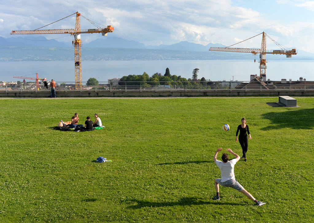 Люди розслабитися в Esplanade Montbenon (Французька: Esplanade de Montbenon) в Лозанні, Швейцарія. Повсякденне життя в Лозанні. - Фото, зображення