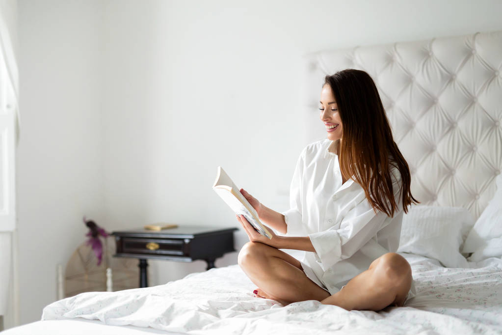 kadın yatakta kitap okuma - Fotoğraf, Görsel