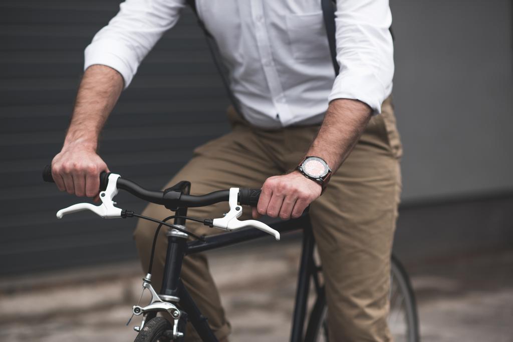 tyylikäs mies ratsastus polkupyörällä
 - Valokuva, kuva