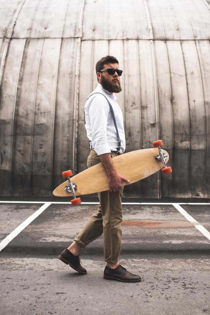 hombre con estilo con longboard
 - Foto, Imagen