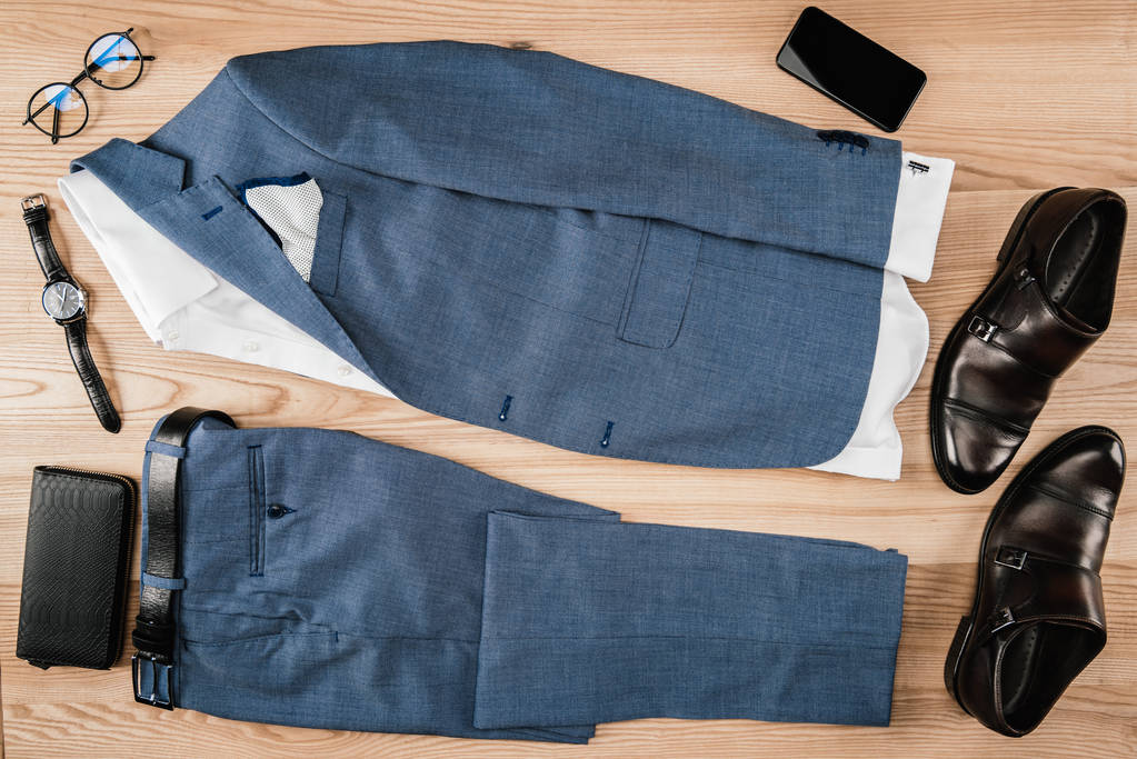 costume et accessoires avec smartphone sur table
 - Photo, image