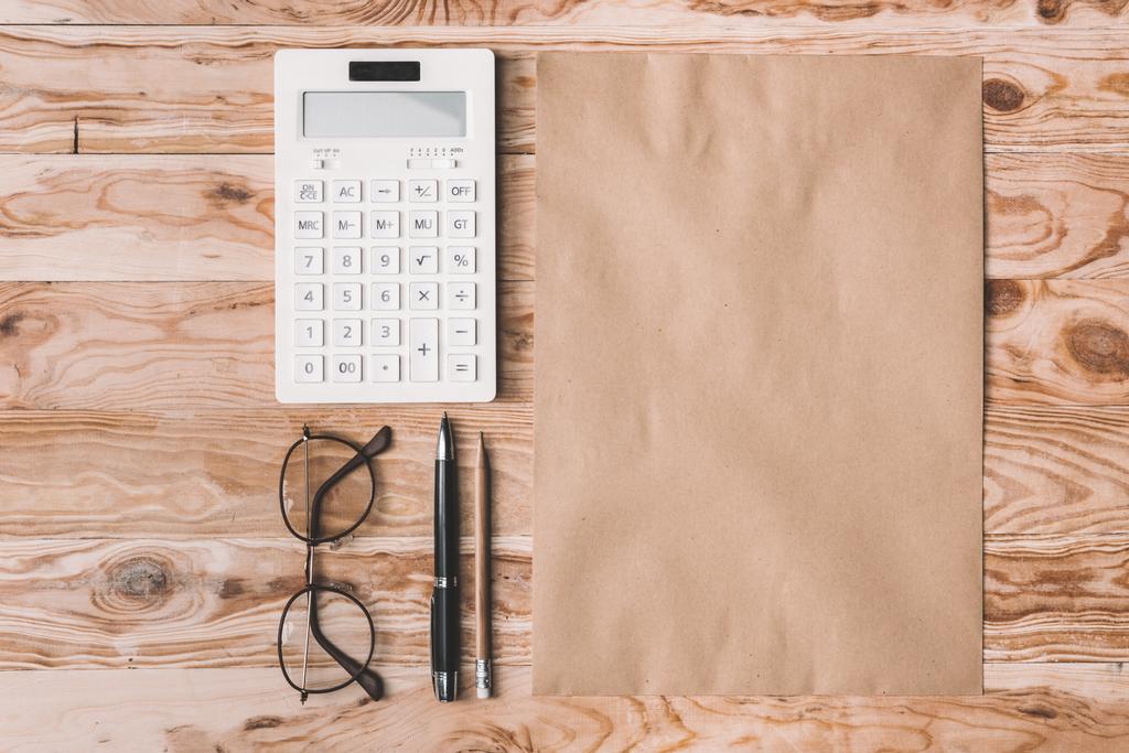 Kalkulačka s brýle a kancelářské potřeby na stolní - Fotografie, Obrázek