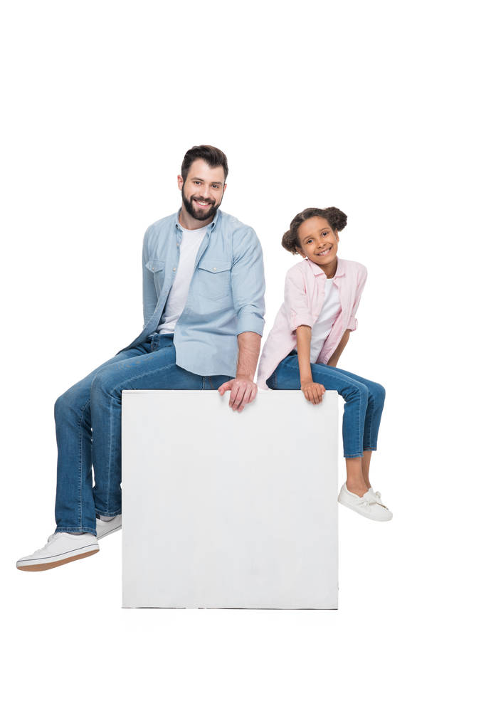 πατέρας και κόρη κάθεται στον κύβο - Φωτογραφία, εικόνα