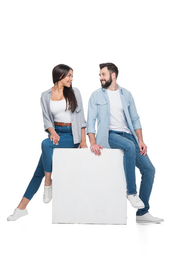pareja sentada en cubo
 - Foto, Imagen