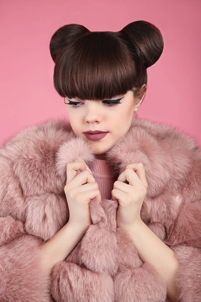 Güzellik makyaj. Genç kız manken pembe kürk paltolu. Brunett - Fotoğraf, Görsel