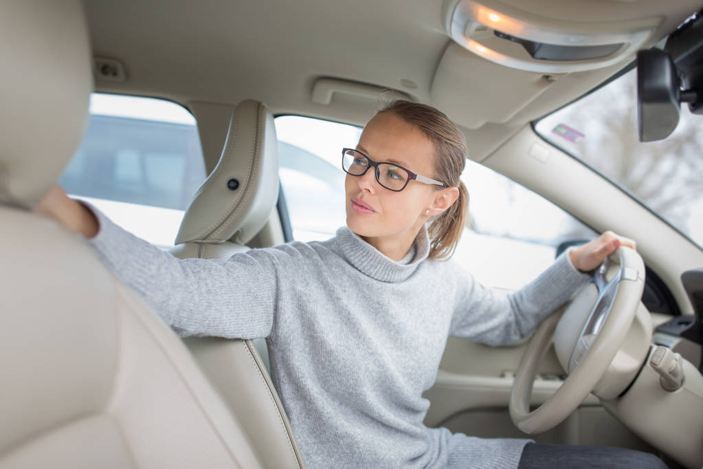 La mujer que conduce el automóvil - el conductor femenino al volante del automóvil moderno
, - Foto, imagen