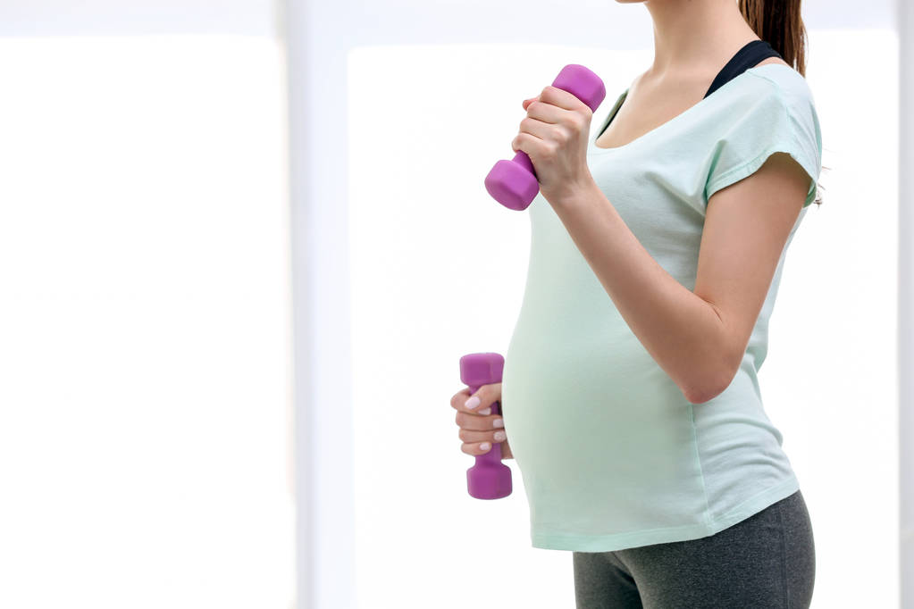 těhotná žena, která dělá cvičení - Fotografie, Obrázek