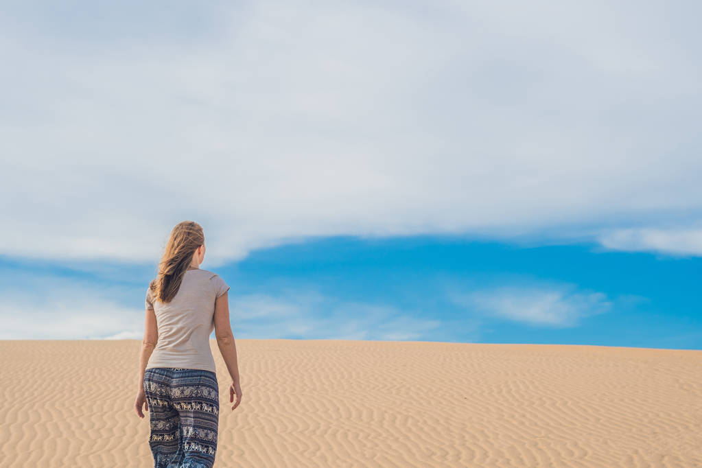 Jeune femme dans le désert de sable
 - Photo, image