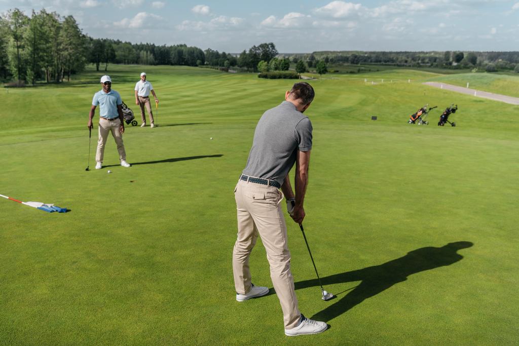 hombres casuales jugando al golf
 - Foto, Imagen