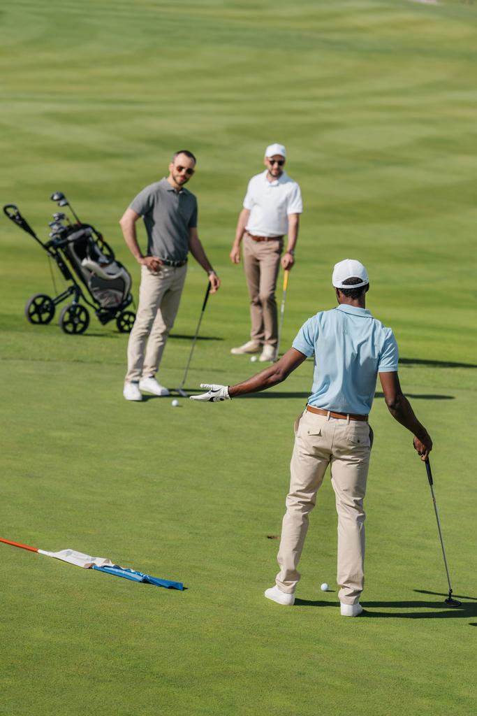 mnohonárodnostní golfisté mluvení během hry - Fotografie, Obrázek