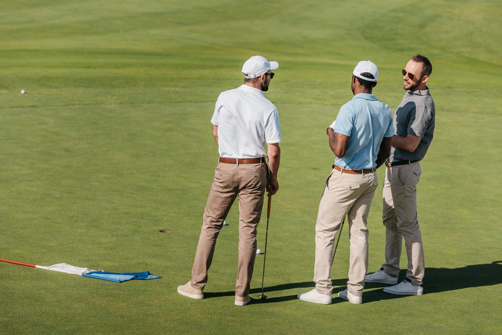 επαγγελματικών golfers μιλώντας στο πράσινο αγωνιστικό χώρο - Φωτογραφία, εικόνα