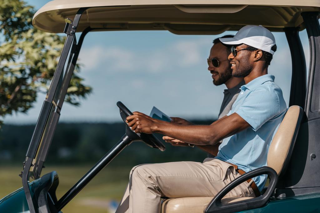 друзья разговаривают во время езды на гольф-карте
 - Фото, изображение