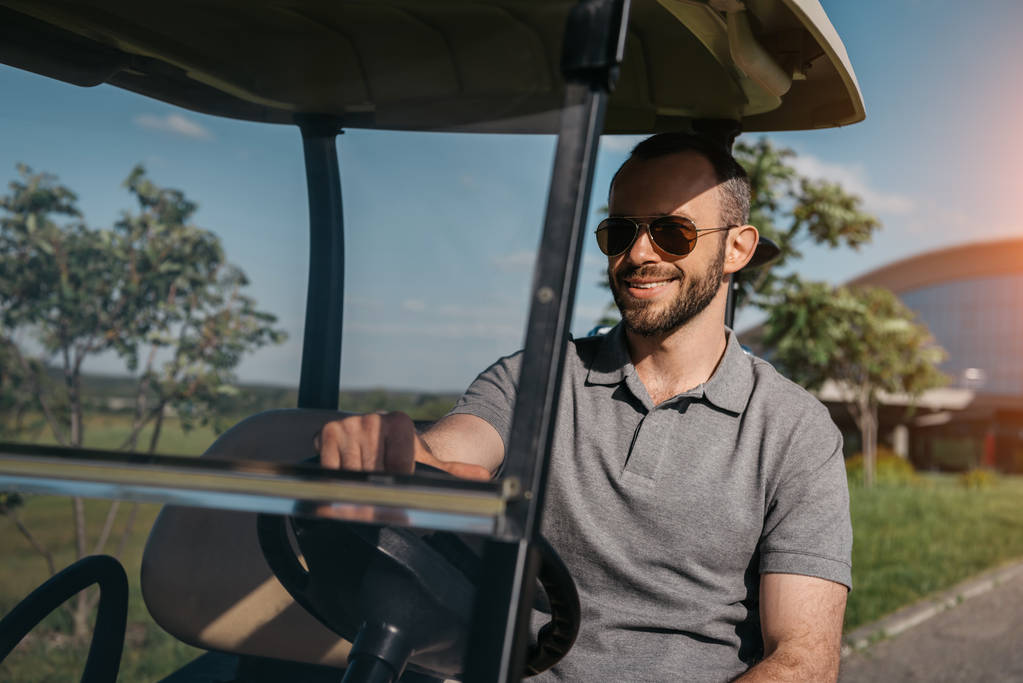 παίκτης του γκολφ που αφιερώνουν χρόνο στο γήπεδο γκολφ - Φωτογραφία, εικόνα