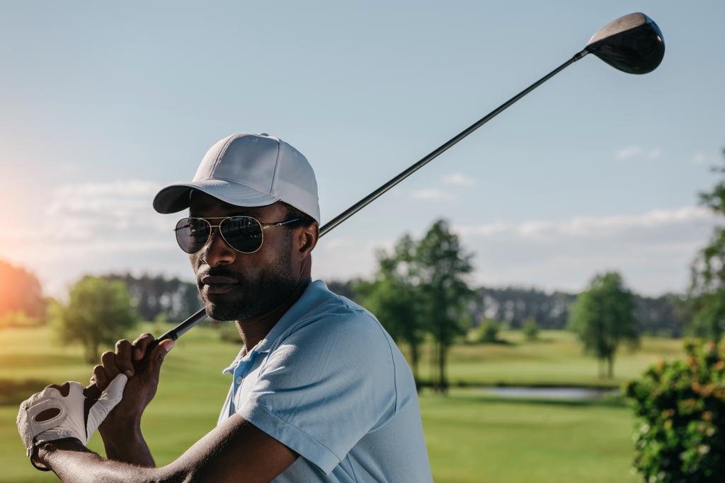 Muž hrající golf - Fotografie, Obrázek