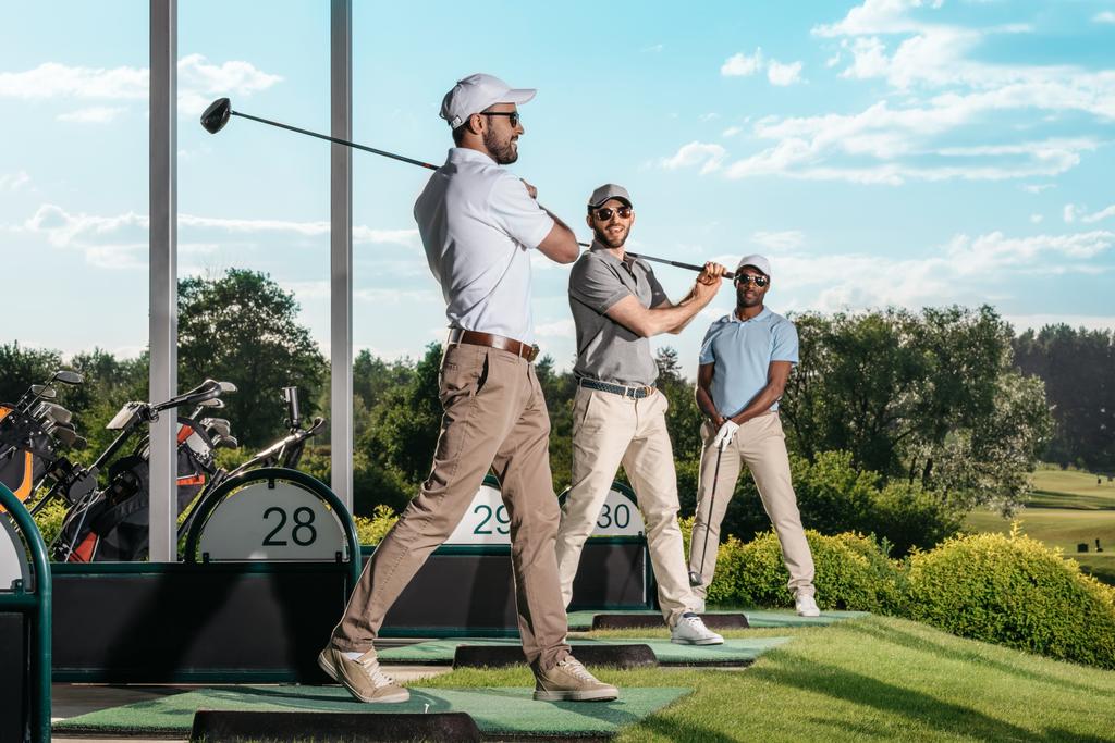 Golfers παίζει γκολφ - Φωτογραφία, εικόνα