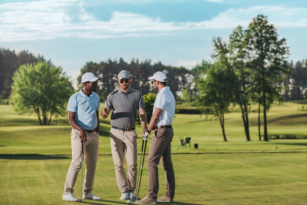 Hombres jugando al golf
  - Foto, imagen