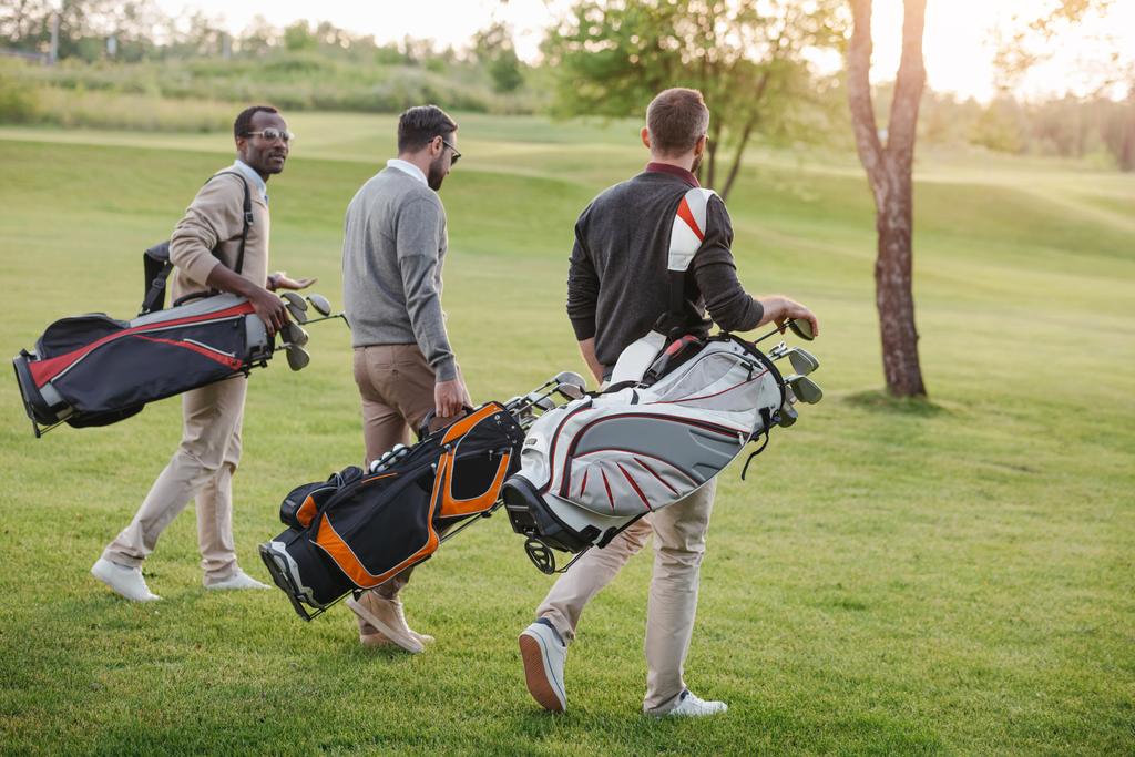 Golfaajat golfkentällä
  - Valokuva, kuva