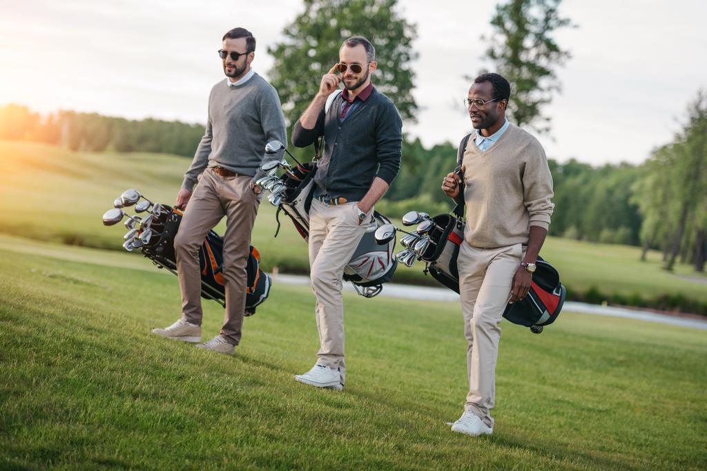 Игроки в гольф на поле
  - Фото, изображение