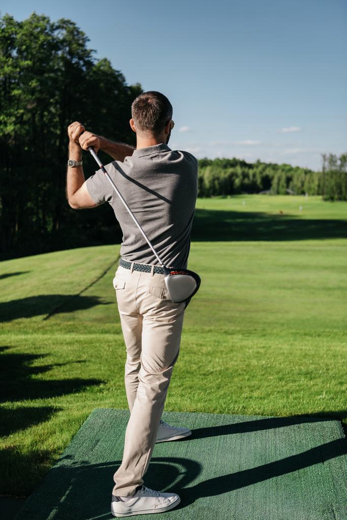 Hombre jugando al golf
  - Foto, imagen