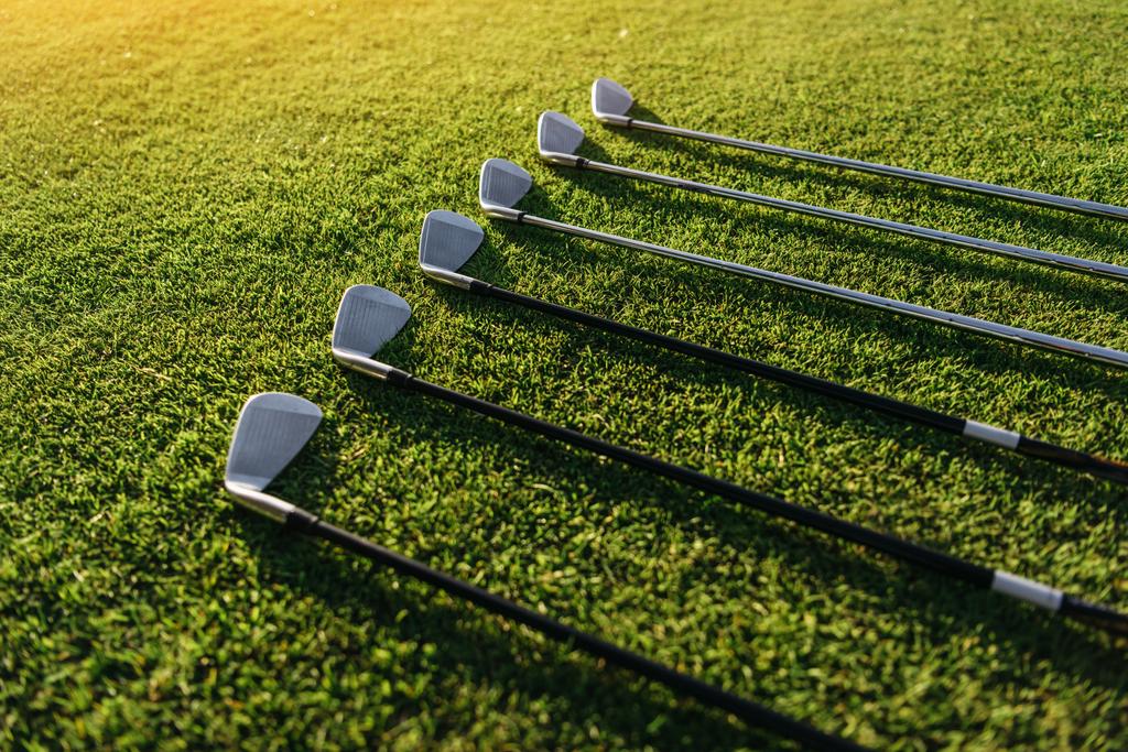Clubs de golf sur herbe
 - Photo, image
