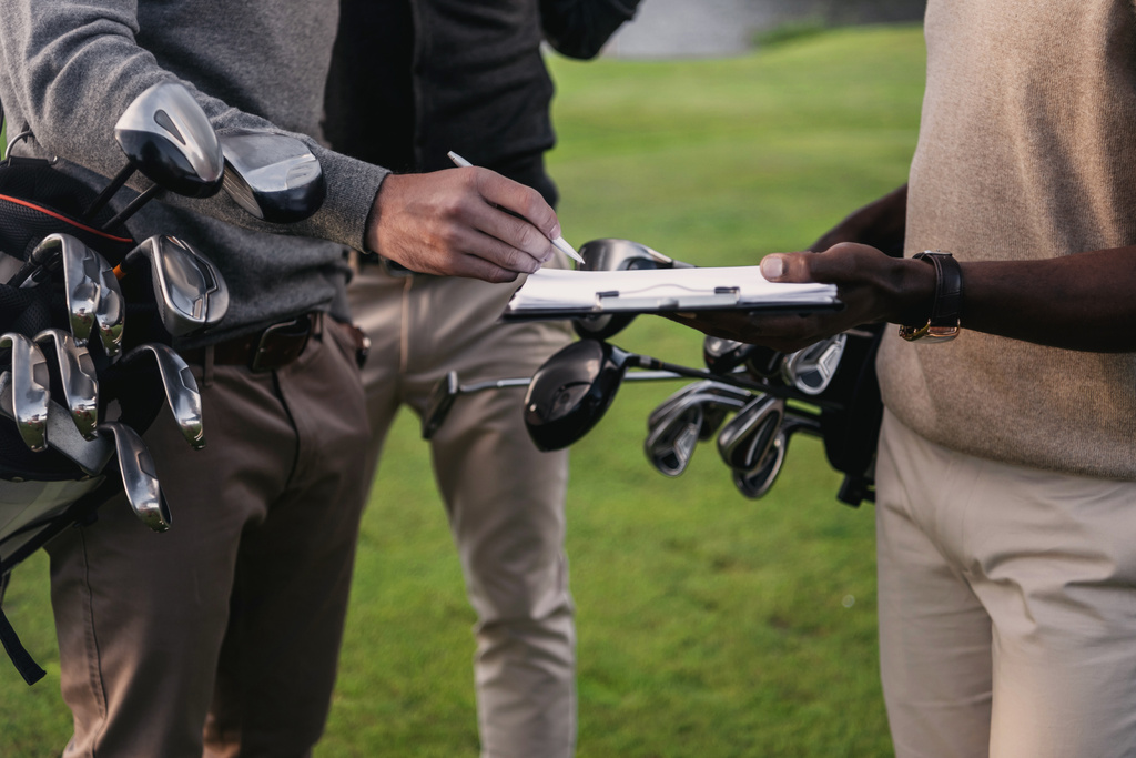 Golfistas assinam papéis
 - Foto, Imagem