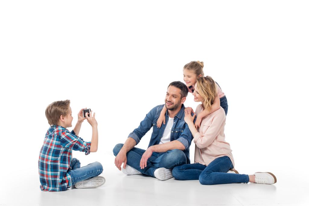 niño tomando fotos en su familia
 - Foto, imagen