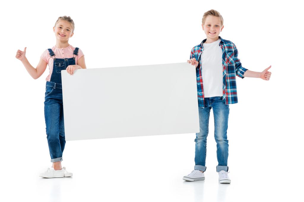 Lindos niños con banner en blanco
  - Foto, imagen