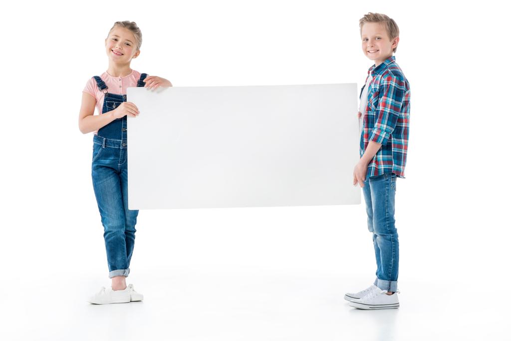 Crianças bonitos com banner em branco
  - Foto, Imagem
