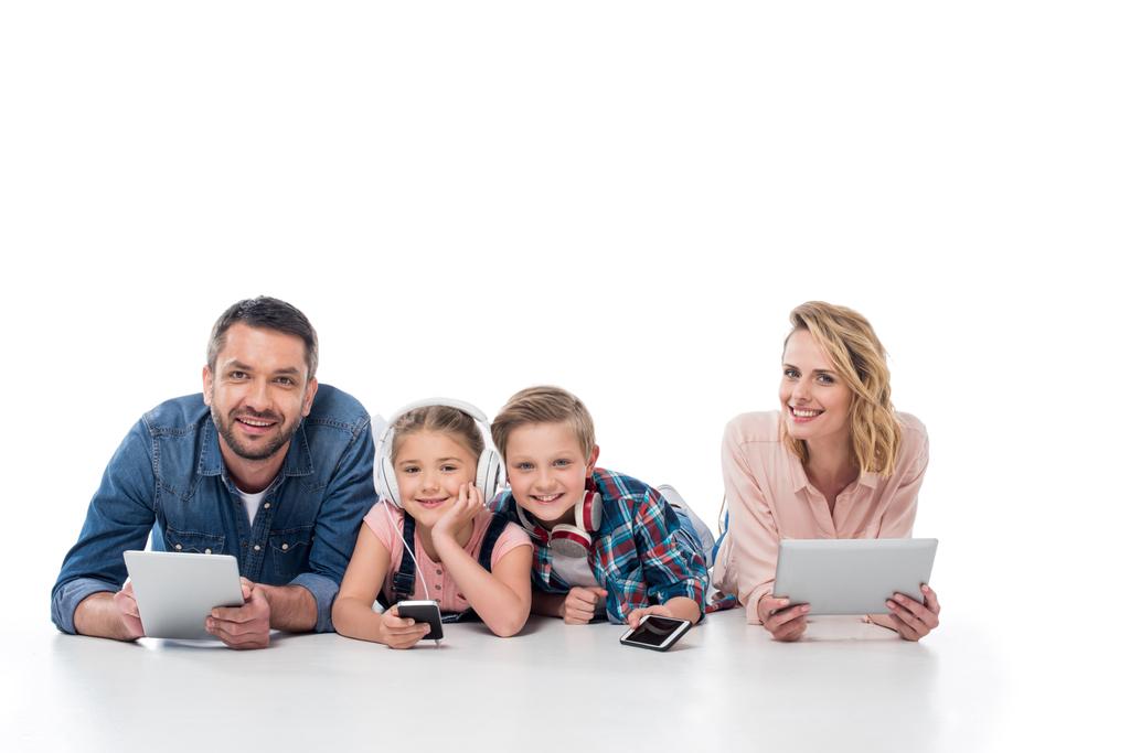 Família usando dispositivos digitais
 - Foto, Imagem
