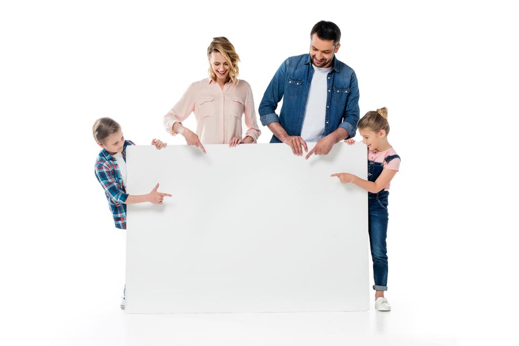 familia sosteniendo banner en blanco
 - Foto, Imagen