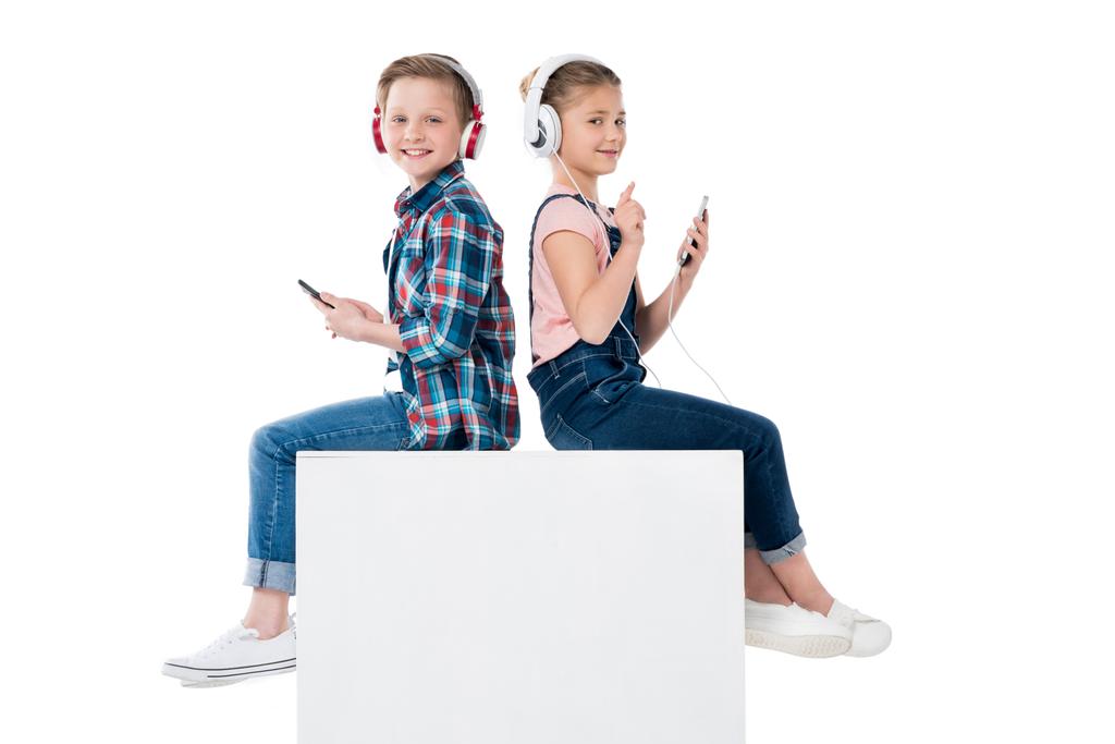 enfants écoutant de la musique dans les écouteurs
 - Photo, image